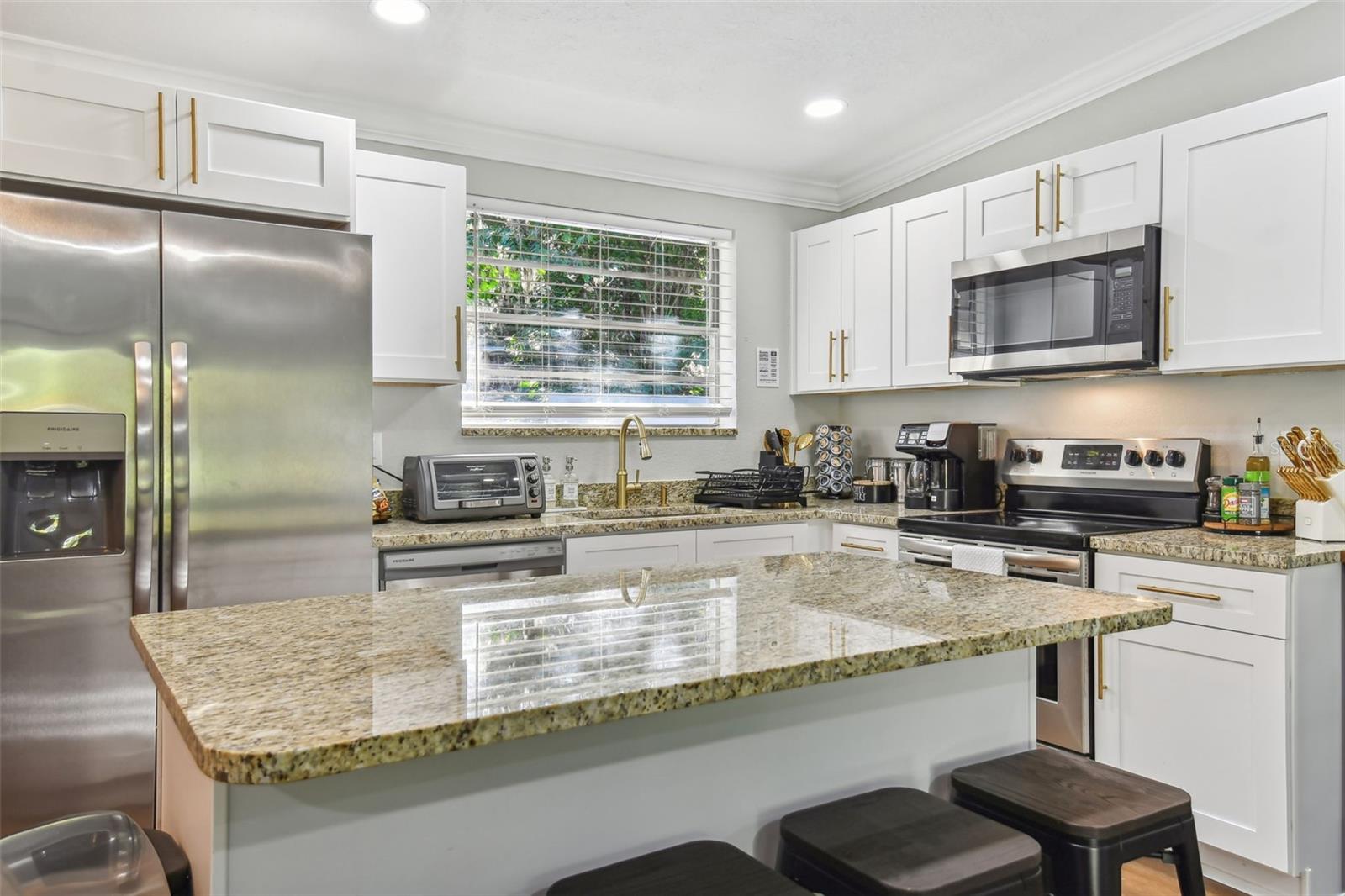 Listing photo id 22 for 414 Joyce Avenue