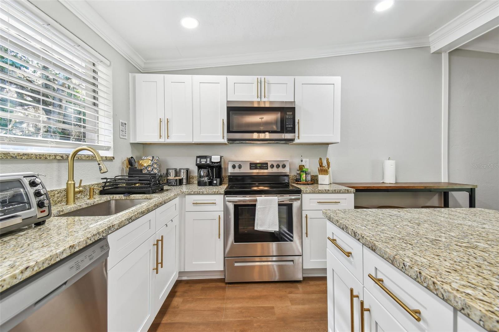 Listing photo id 24 for 414 Joyce Avenue