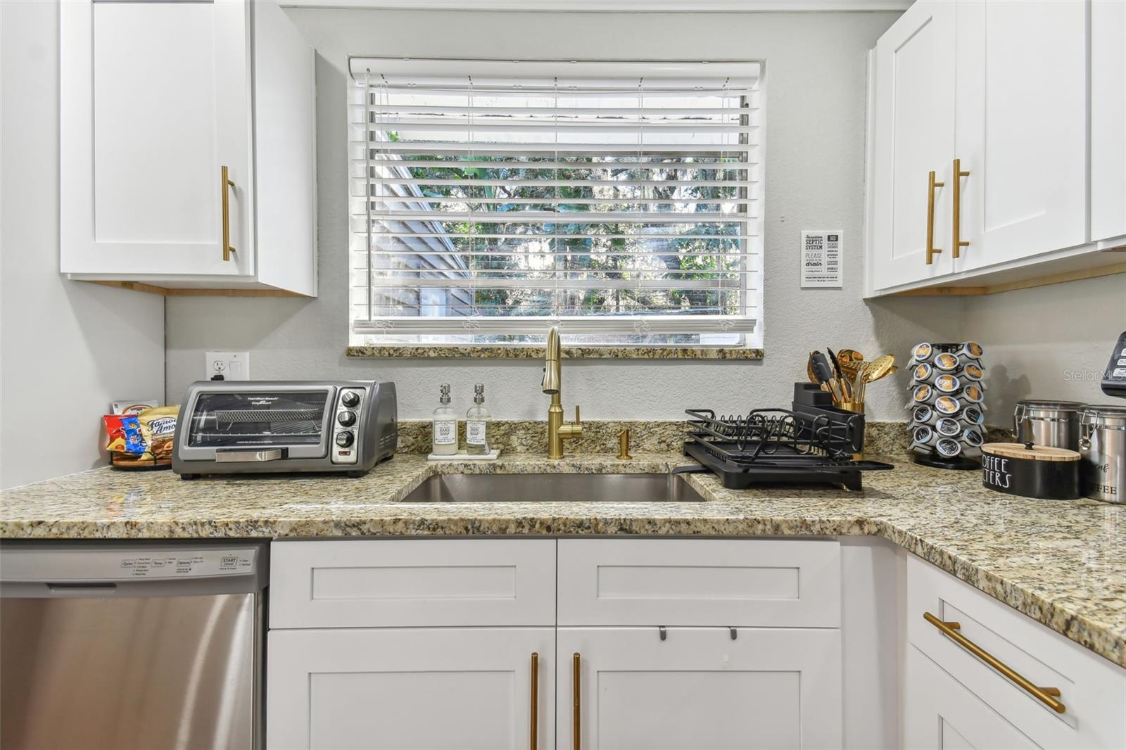 Listing photo id 25 for 414 Joyce Avenue