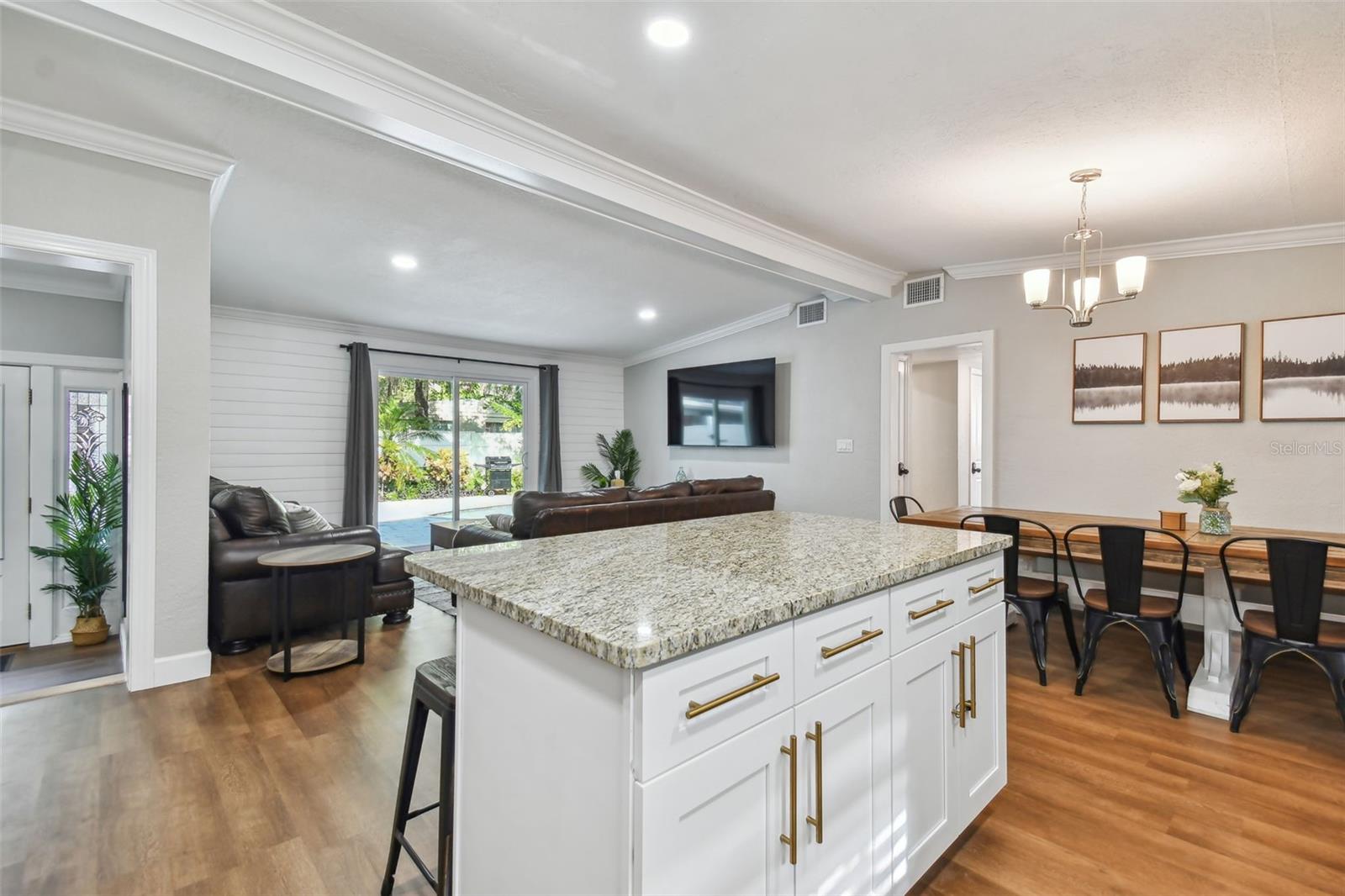 Listing photo id 27 for 414 Joyce Avenue