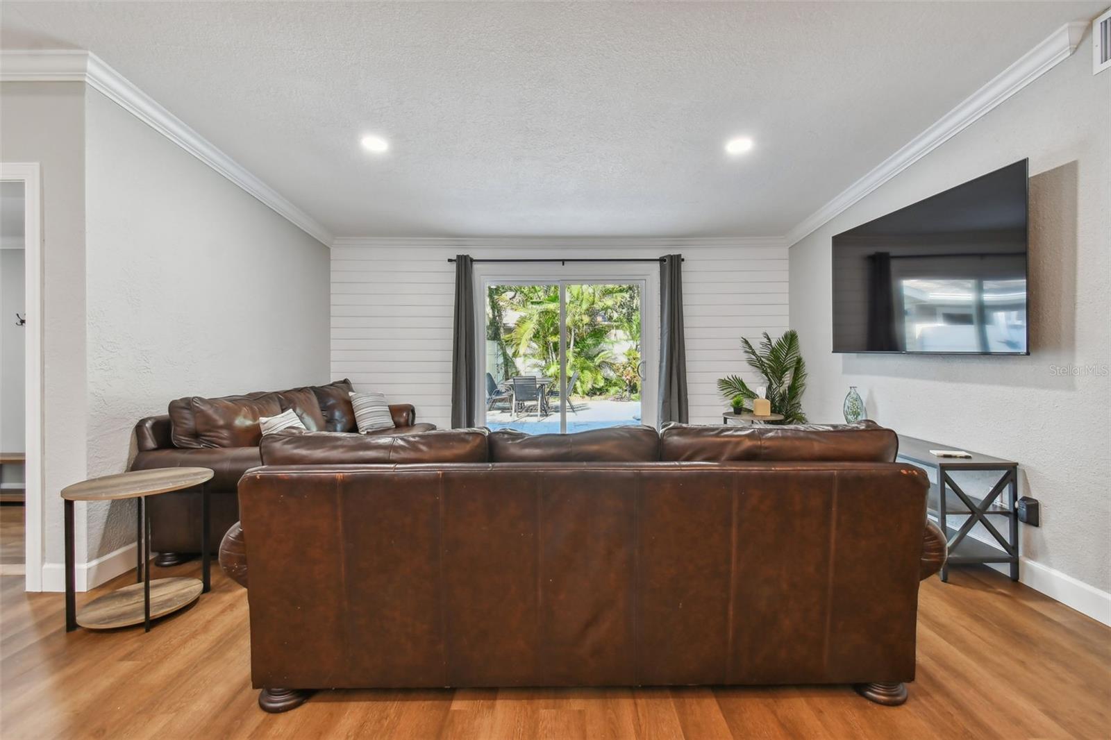 Listing photo id 29 for 414 Joyce Avenue