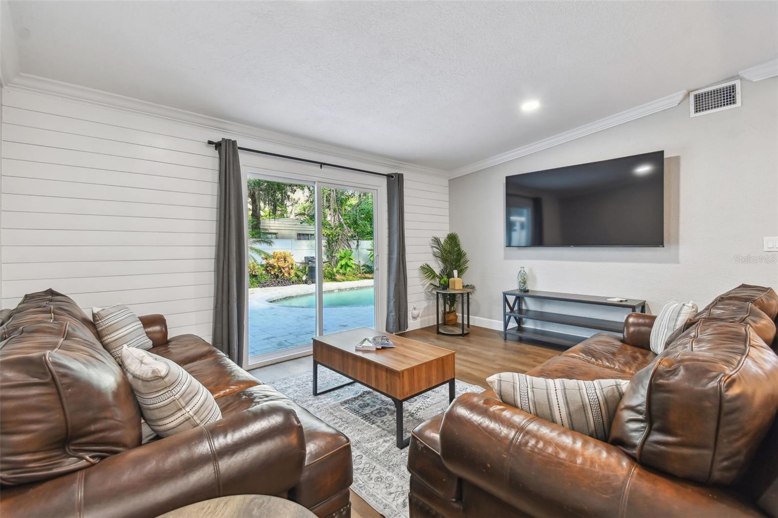 Listing photo id 31 for 414 Joyce Avenue