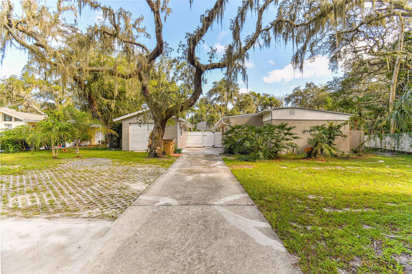 Listing photo id 2 for 414 Joyce Avenue