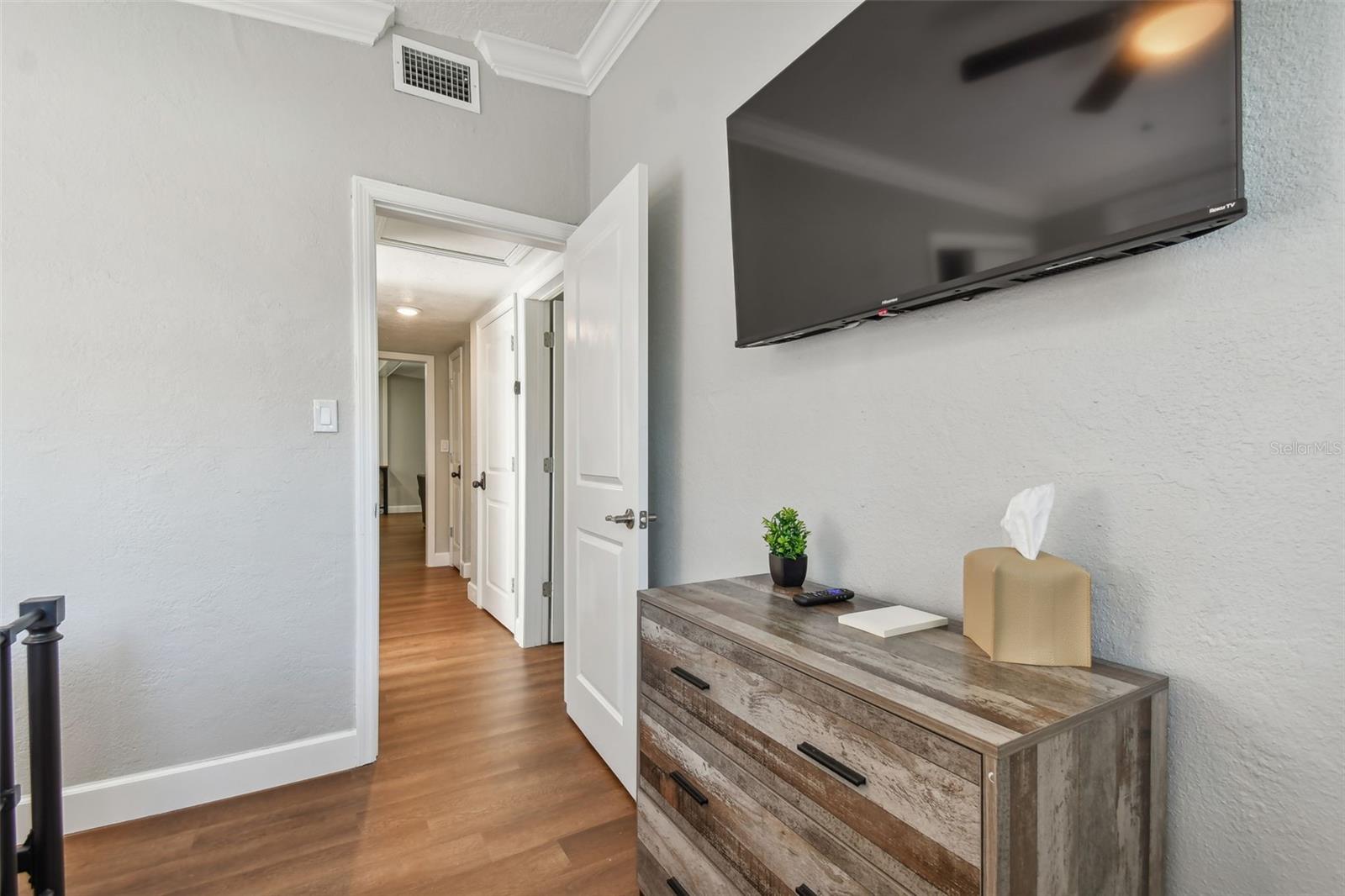 Listing photo id 44 for 414 Joyce Avenue
