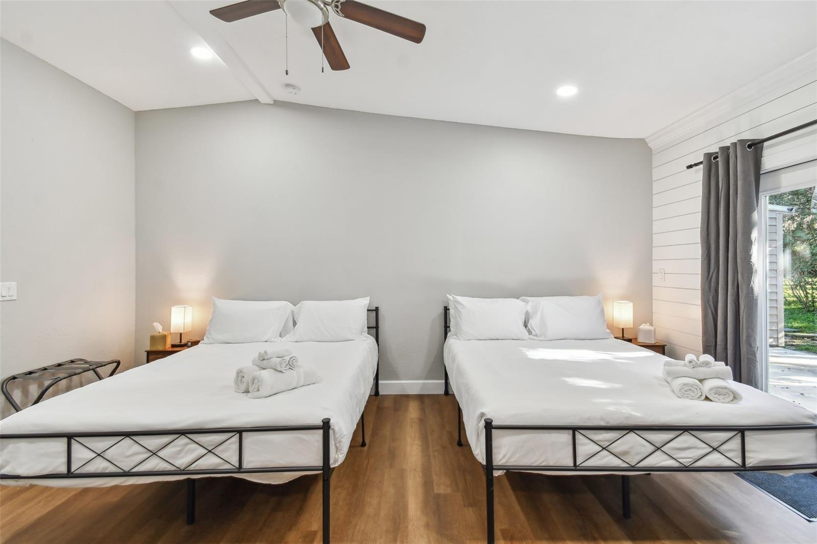 Listing photo id 3 for 414 Joyce Avenue