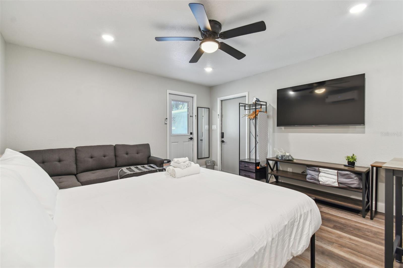 Listing photo id 51 for 414 Joyce Avenue