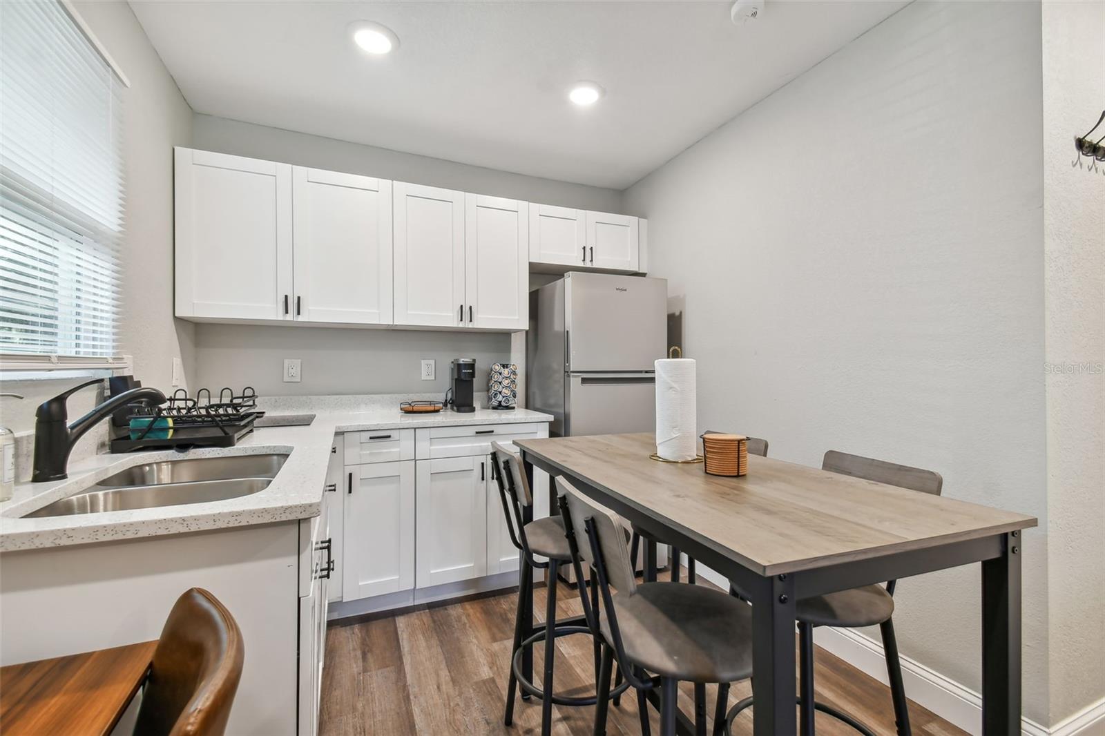 Listing photo id 53 for 414 Joyce Avenue