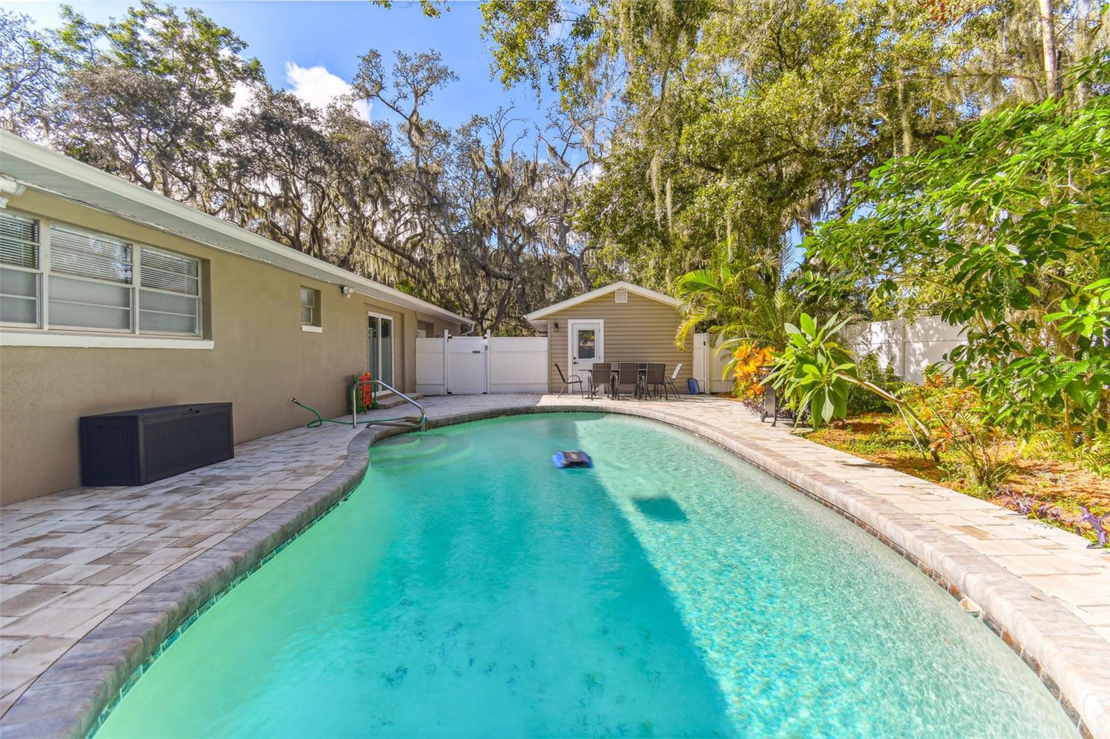 Listing photo id 64 for 414 Joyce Avenue
