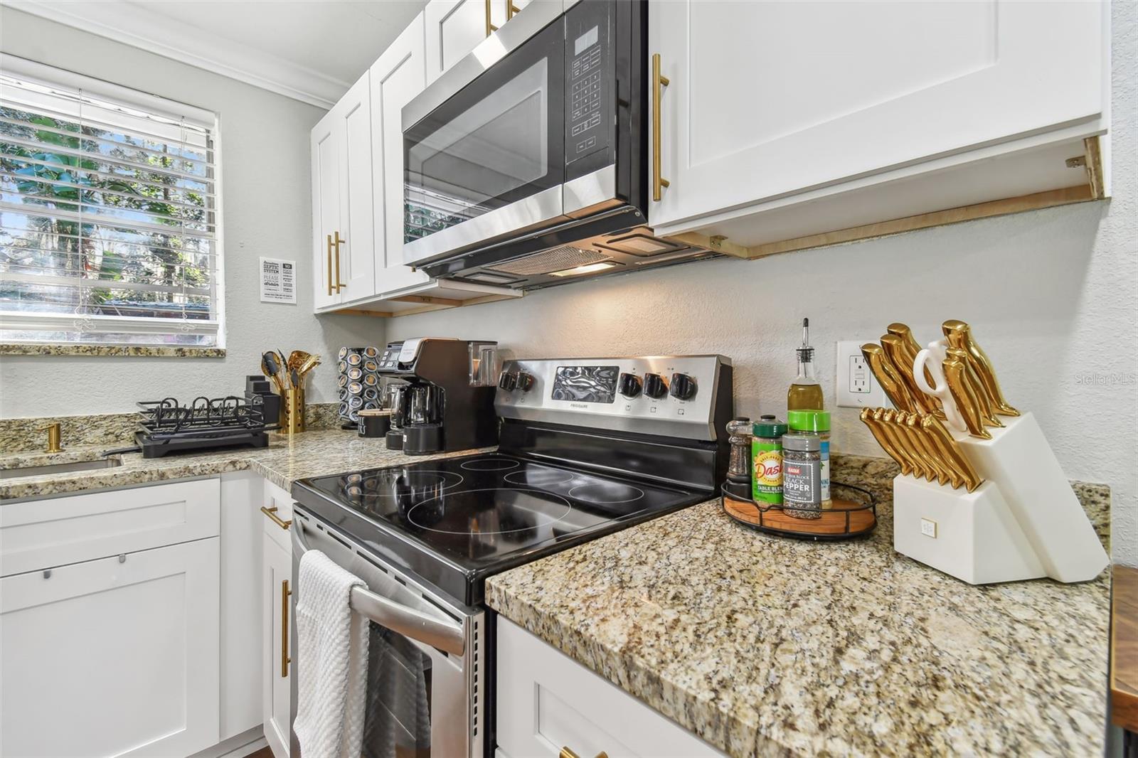 Listing photo id 5 for 414 Joyce Avenue