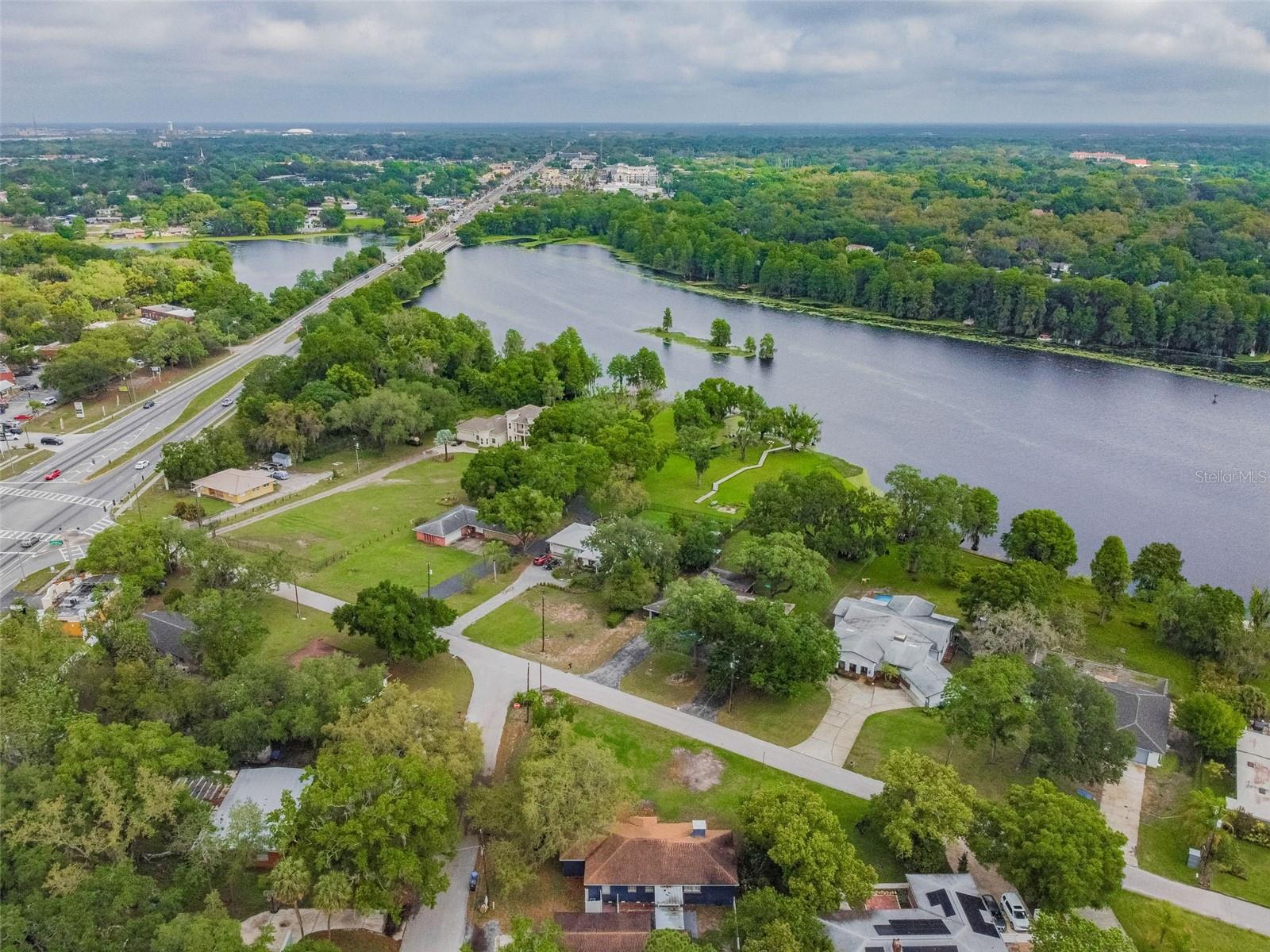 Listing photo id 76 for 414 Joyce Avenue