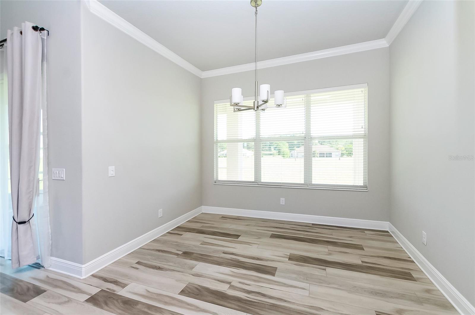 Image 11 of 20 For 725 Charleston Court