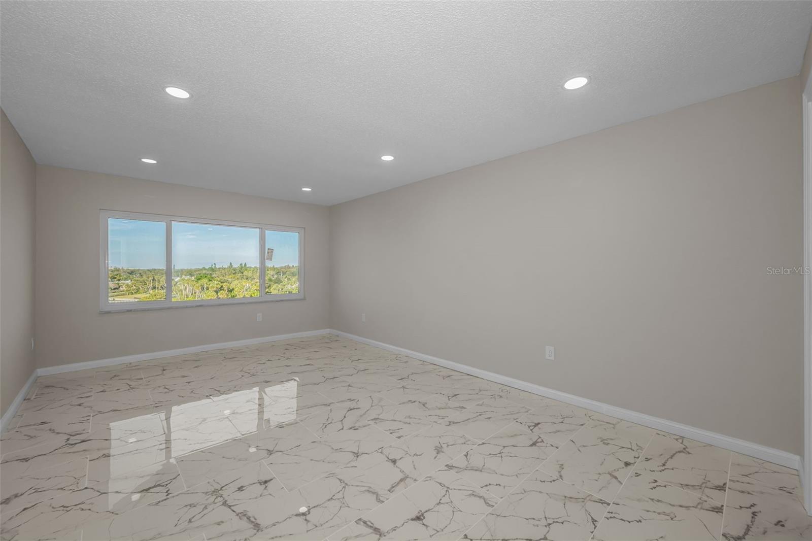 Image 18 of 47 For 100 Bluff View Drive 604c