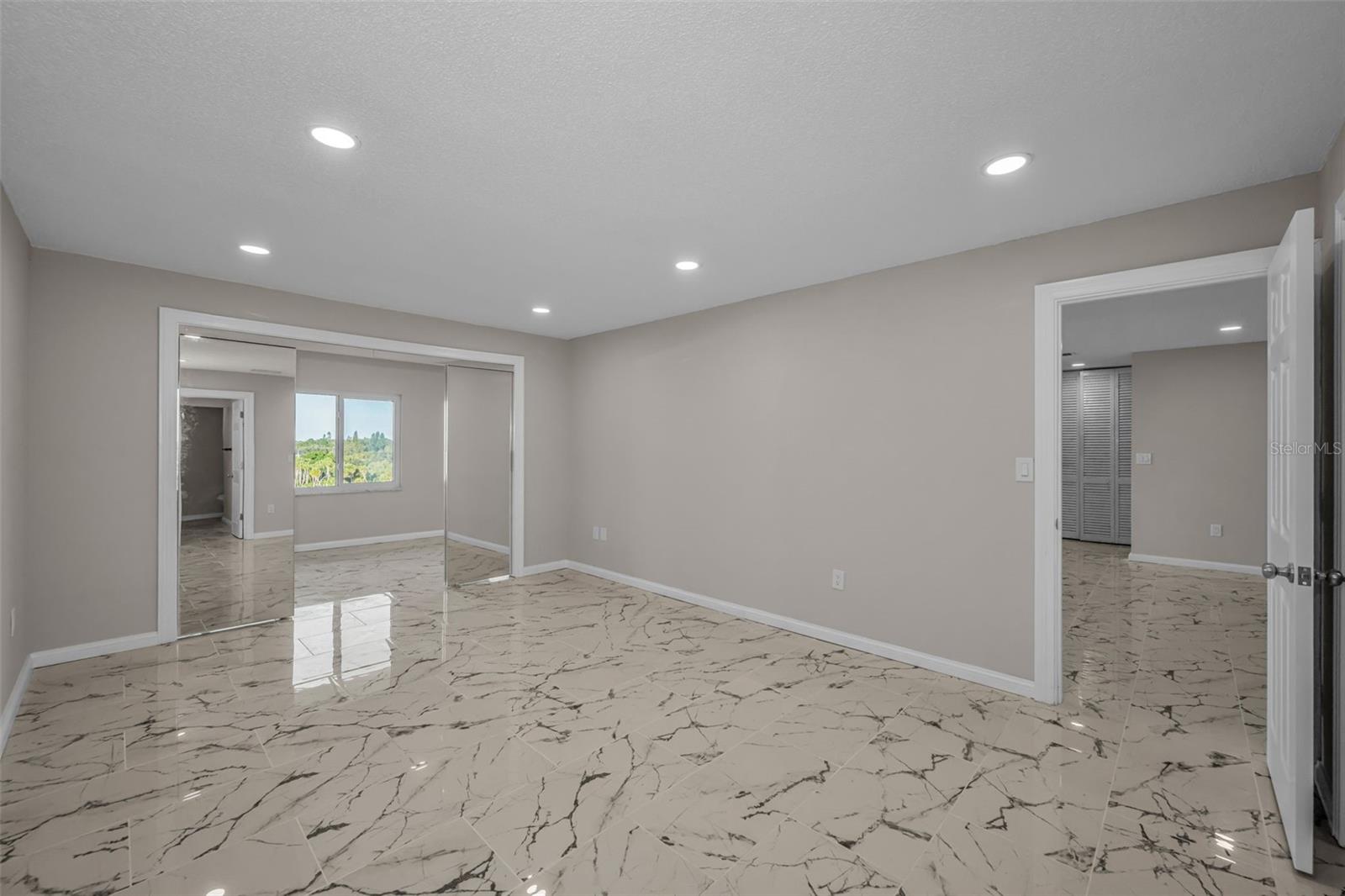 Image 21 of 47 For 100 Bluff View Drive 604c