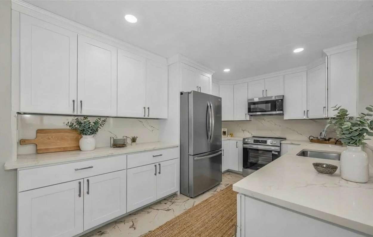 Image 4 of 47 For 100 Bluff View Drive 604c