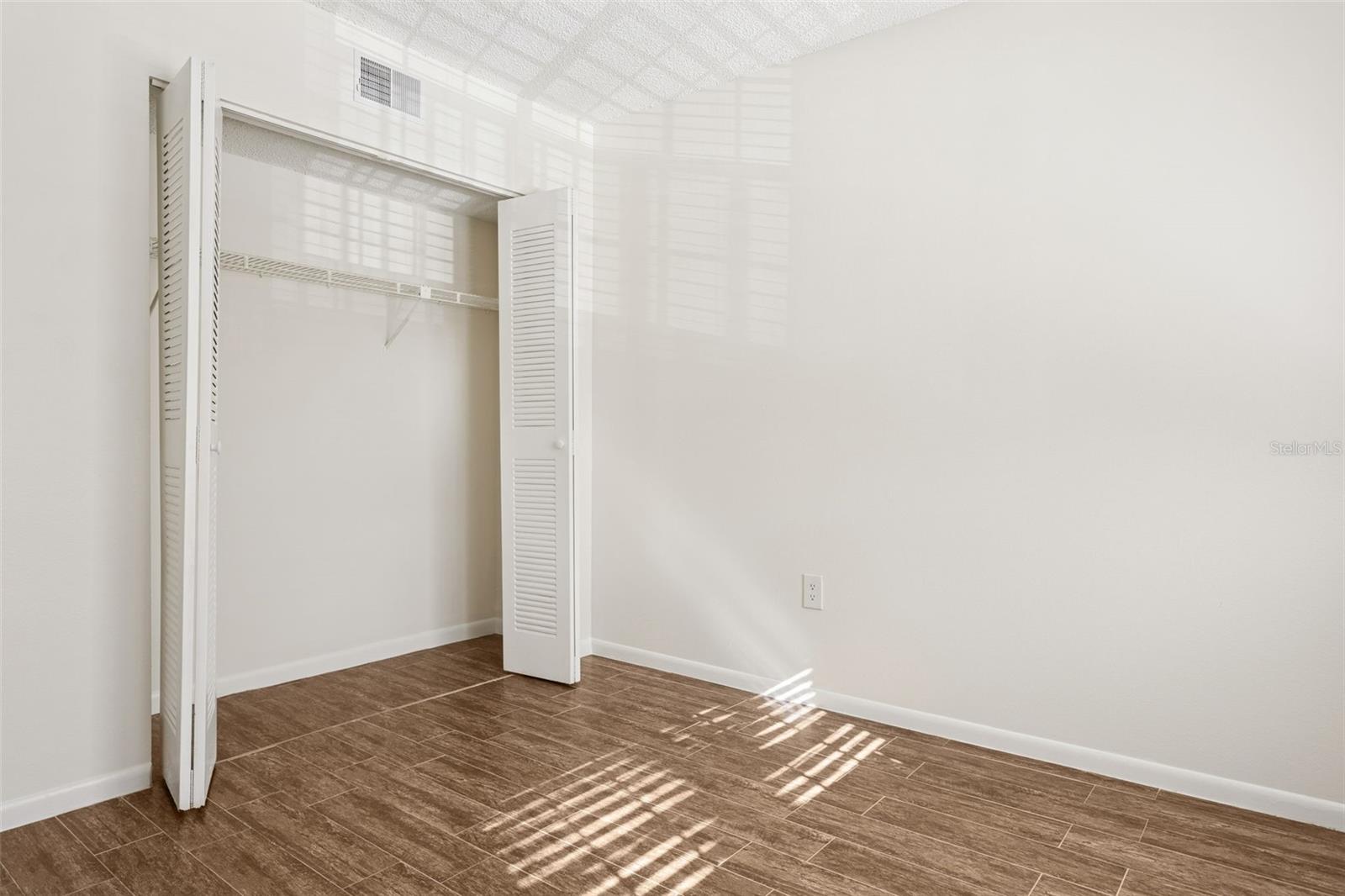 Image 11 of 32 For 2690 Coral Landings Boulevard 622