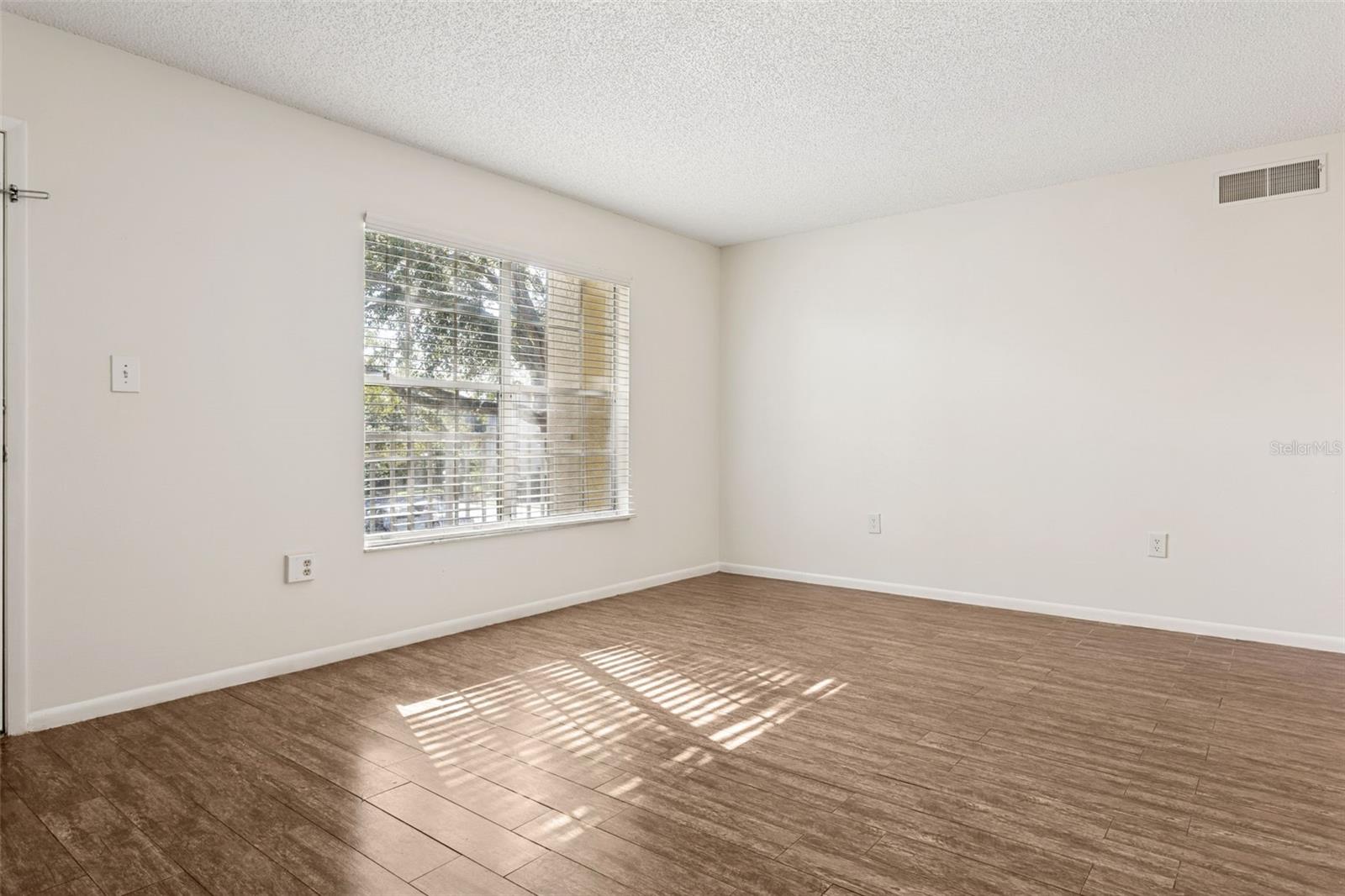 Image 4 of 32 For 2690 Coral Landings Boulevard 622