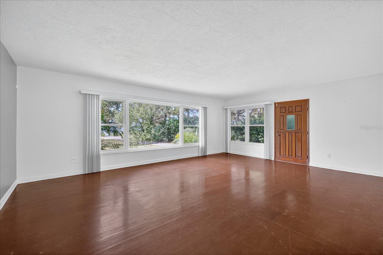 Image 8 of 38 For 215 Edgewater Drive