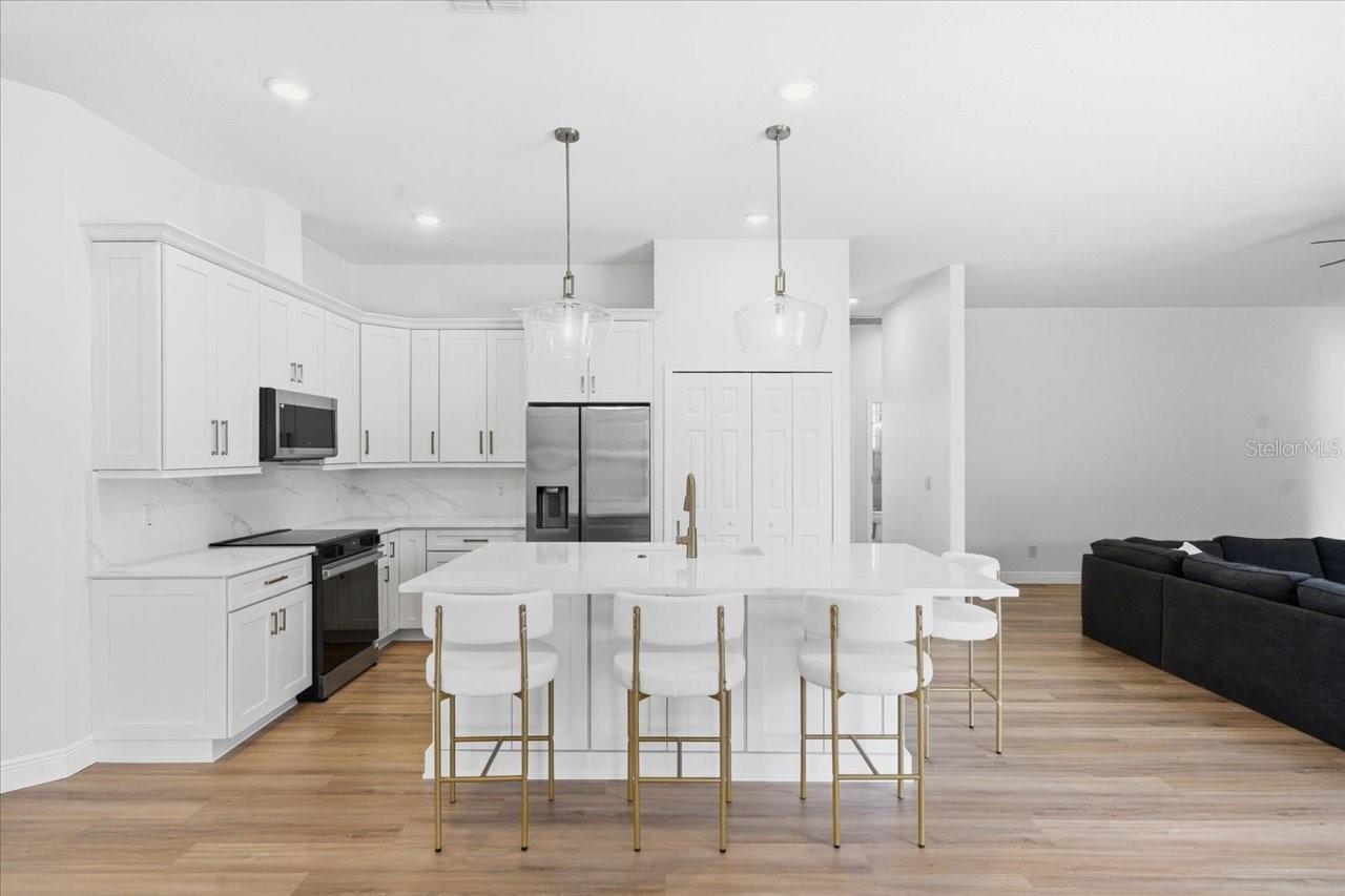 Listing photo id 11 for 3902 Meadowlark Court