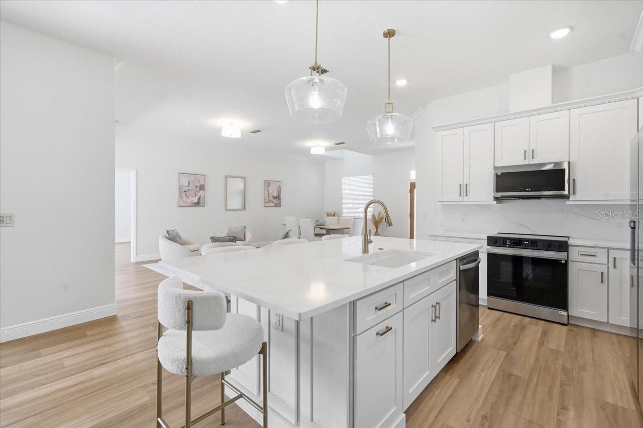 Listing photo id 12 for 3902 Meadowlark Court