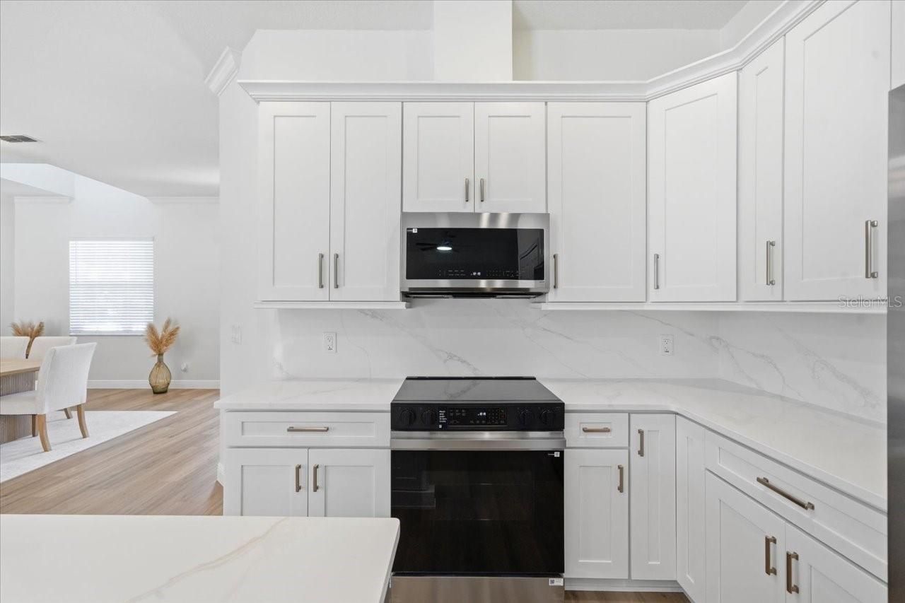 Listing photo id 13 for 3902 Meadowlark Court