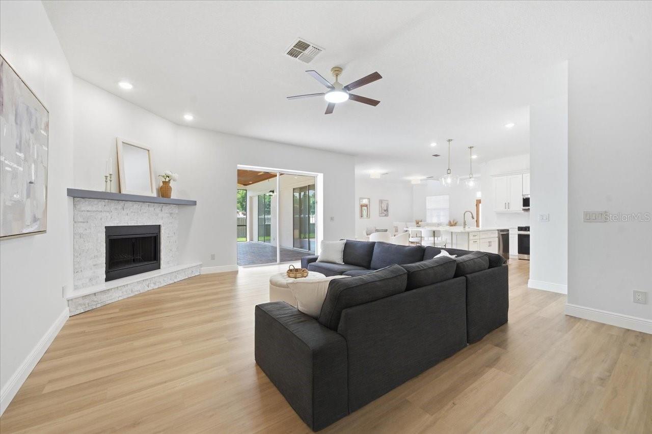 Listing photo id 17 for 3902 Meadowlark Court