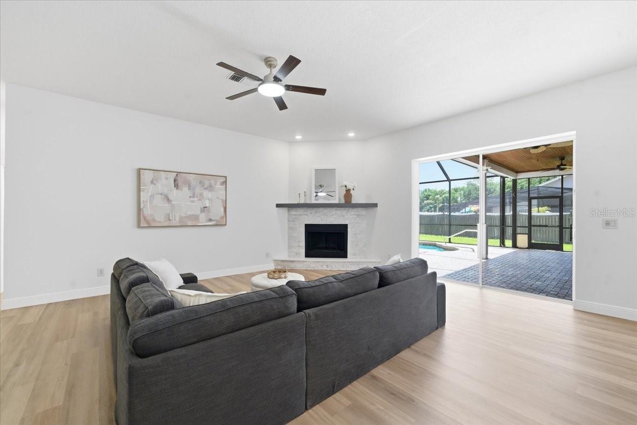 Listing photo id 18 for 3902 Meadowlark Court