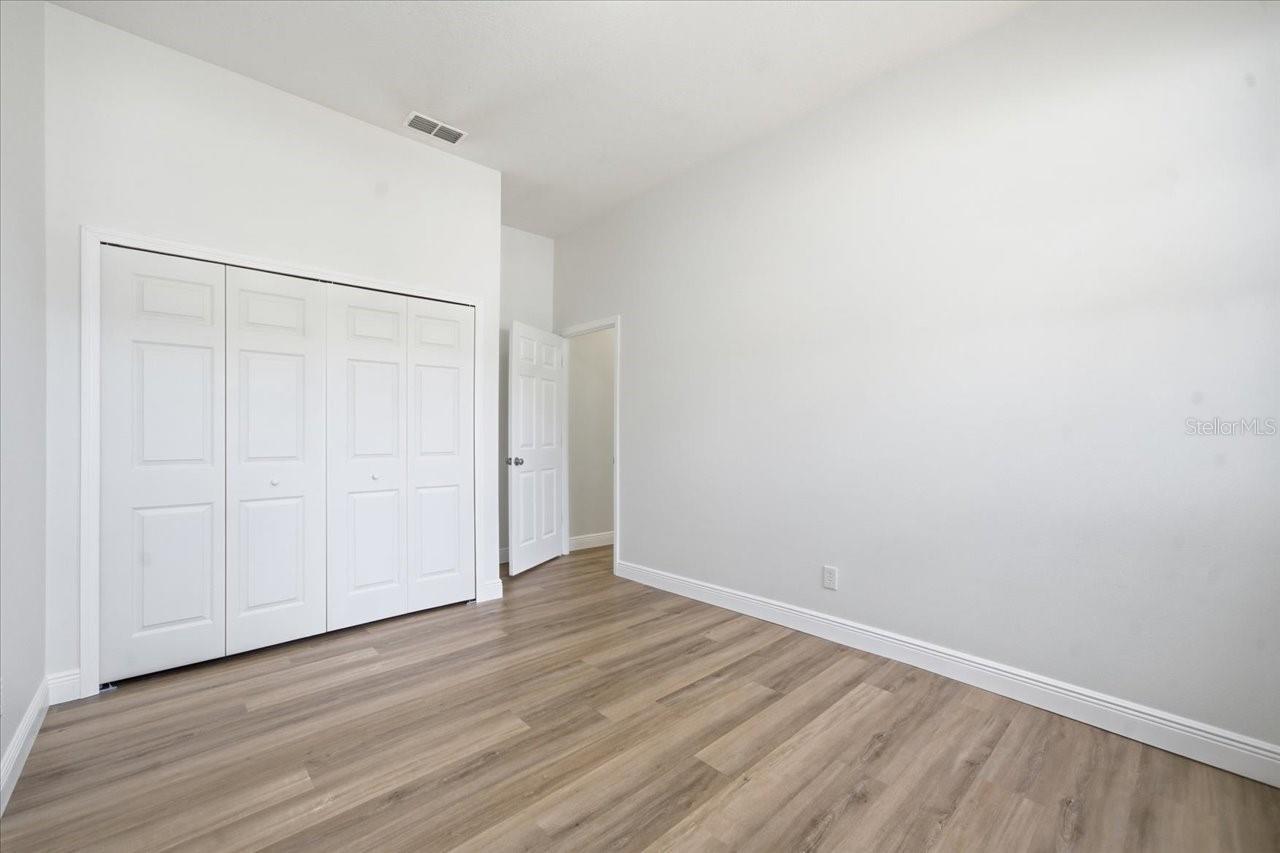 Listing photo id 35 for 3902 Meadowlark Court