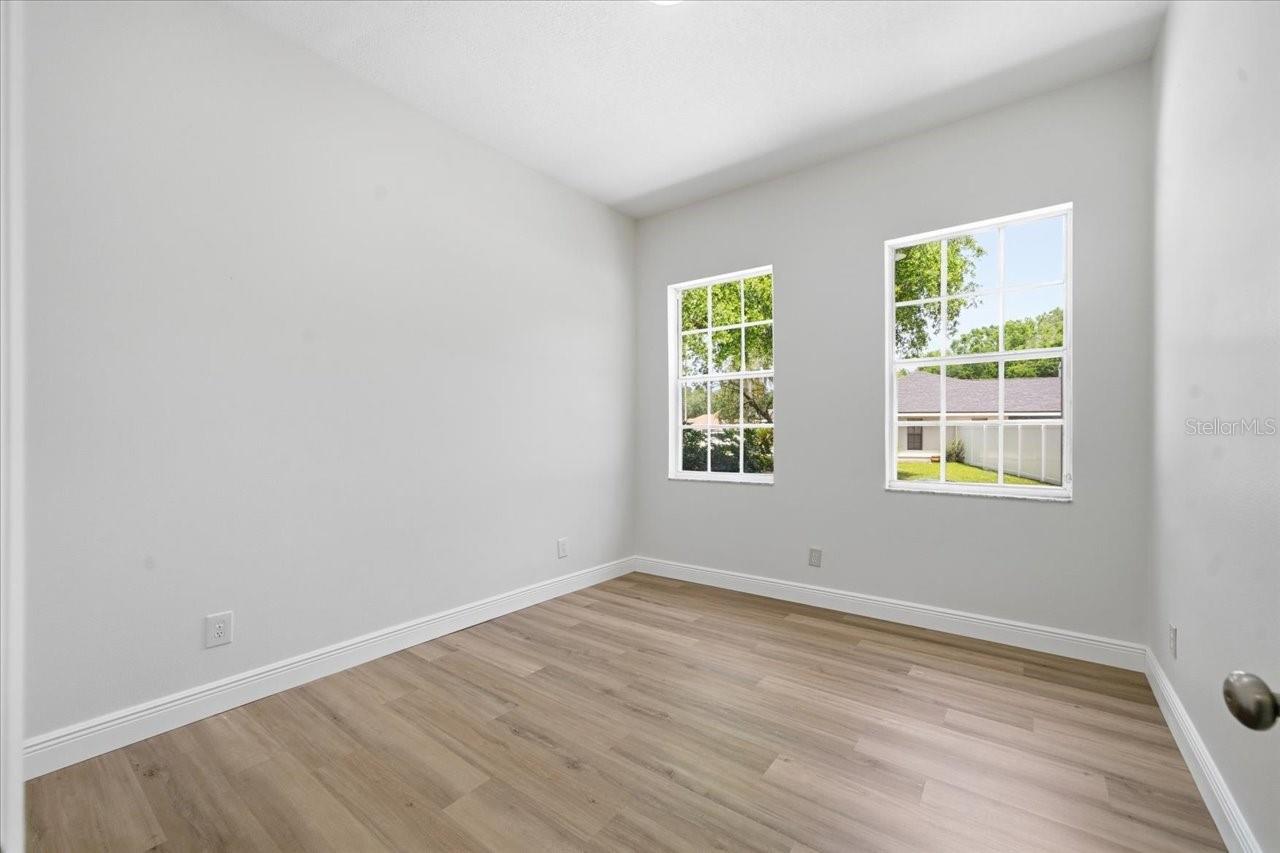 Listing photo id 36 for 3902 Meadowlark Court