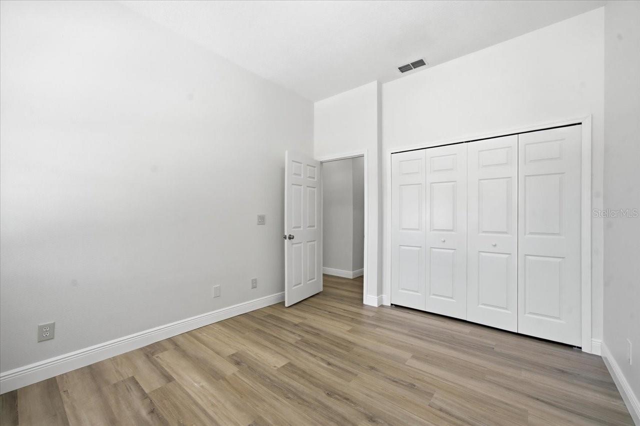 Listing photo id 37 for 3902 Meadowlark Court
