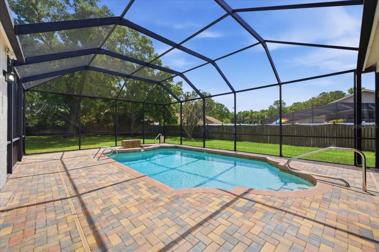 Listing photo id 2 for 3902 Meadowlark Court