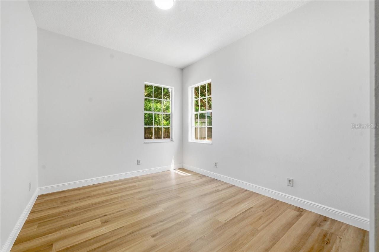Listing photo id 39 for 3902 Meadowlark Court