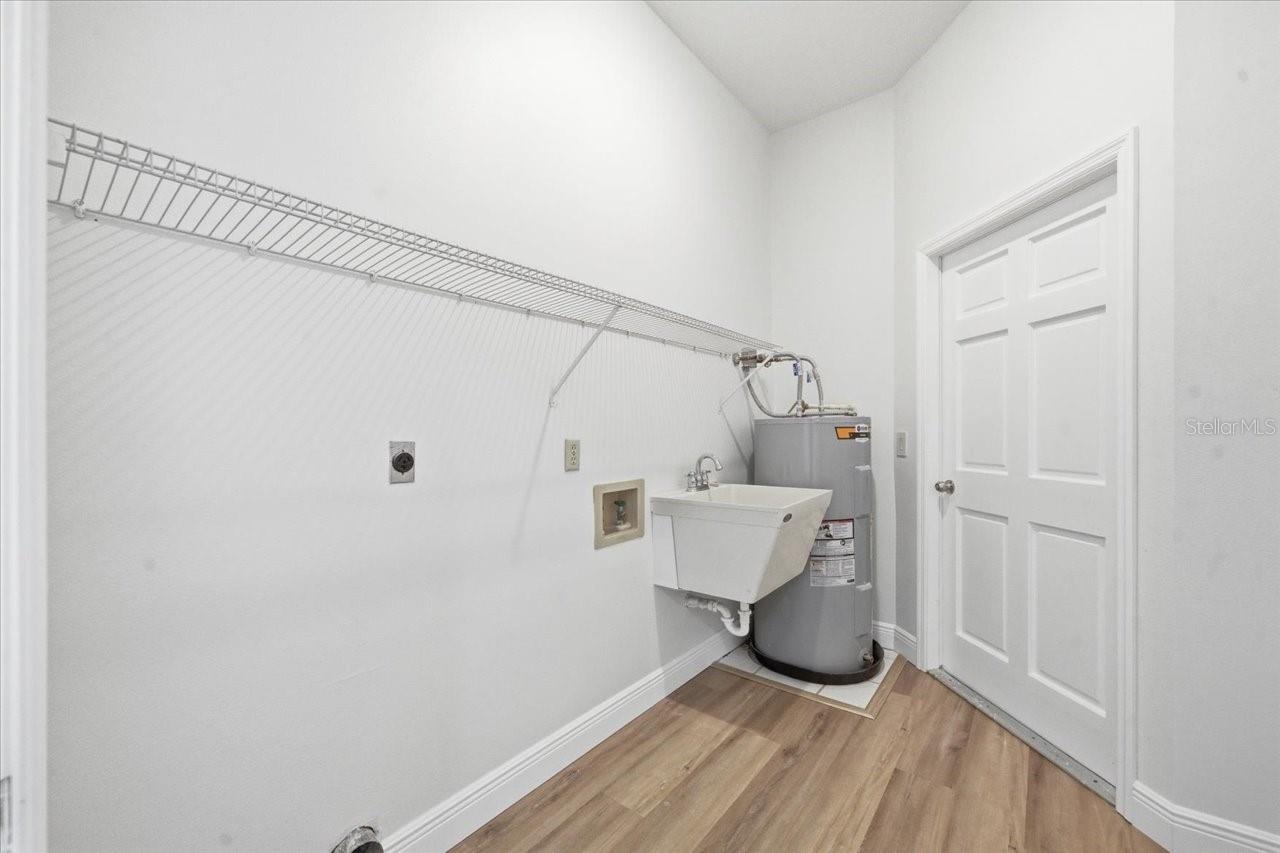 Listing photo id 41 for 3902 Meadowlark Court
