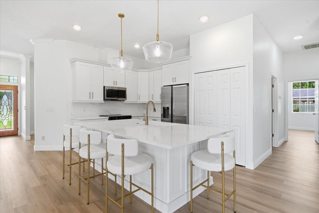 Listing photo id 5 for 3902 Meadowlark Court