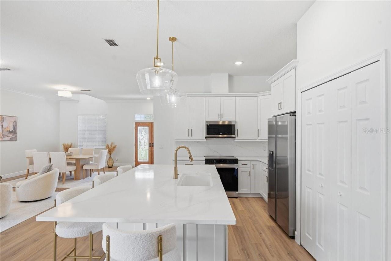 Listing photo id 6 for 3902 Meadowlark Court
