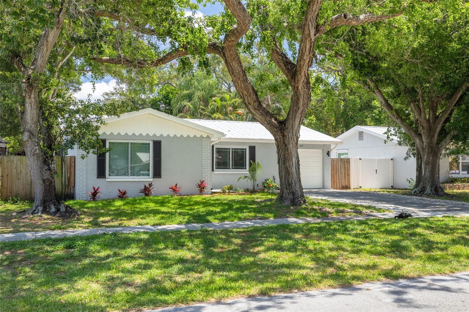Image 3 of 31 For 1819 West Drive