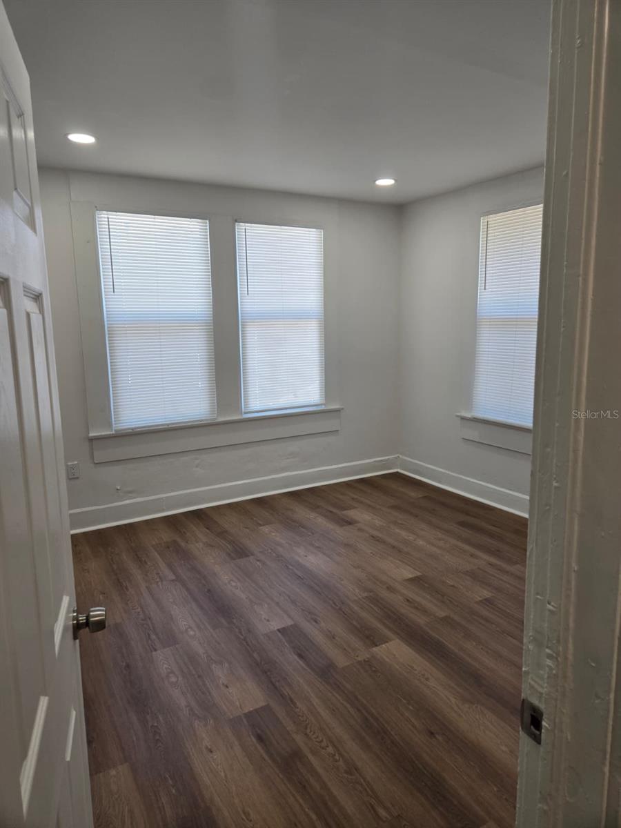 Image 10 of 11 For 709 James Street