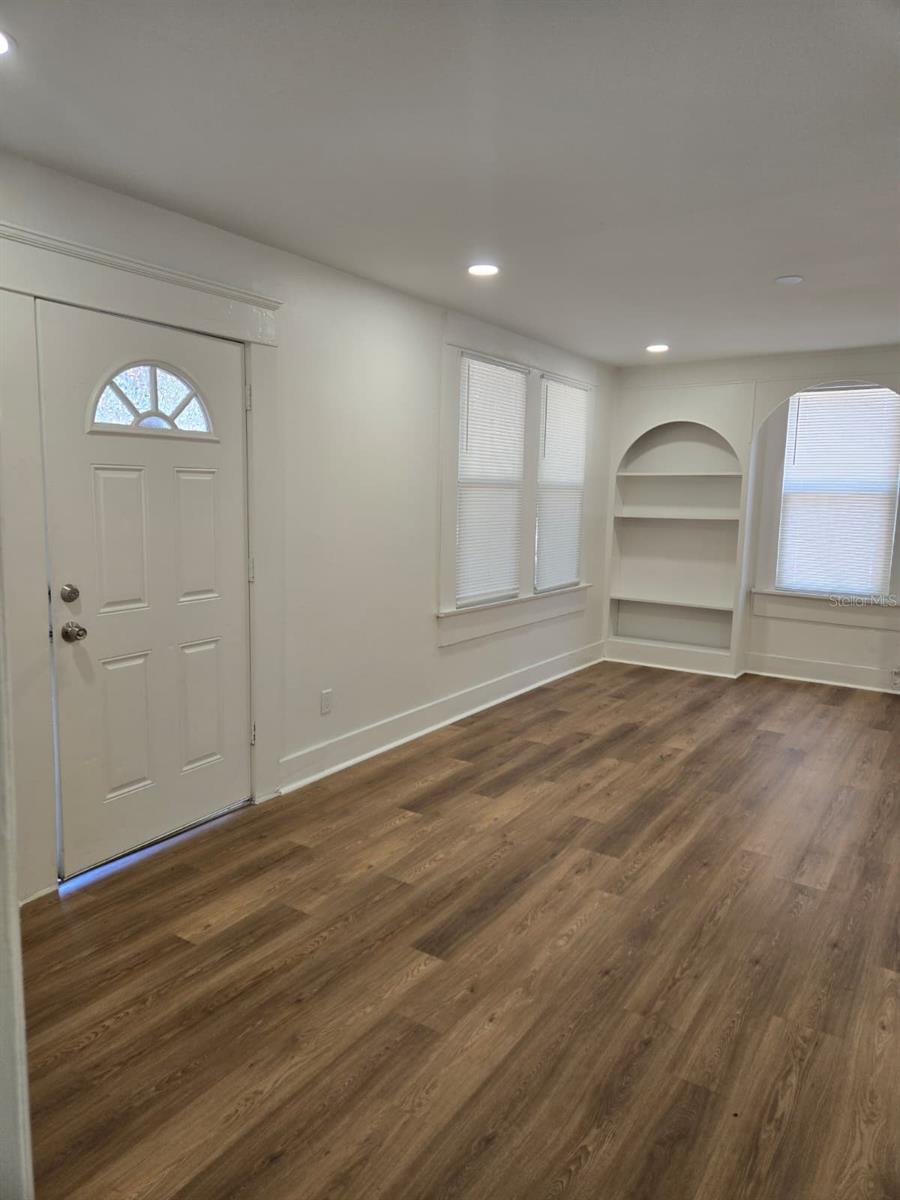 Image 3 of 11 For 709 James Street