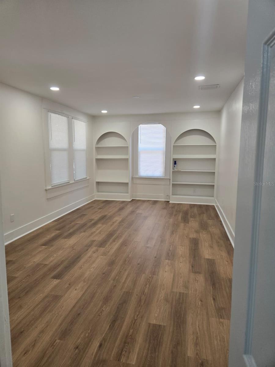 Image 5 of 11 For 709 James Street