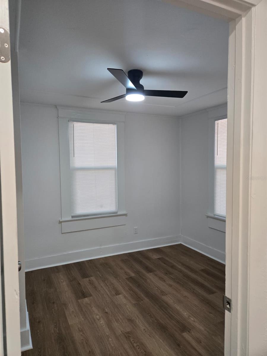 Image 7 of 11 For 709 James Street