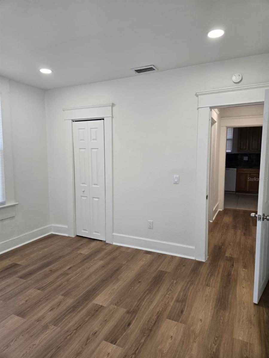 Image 9 of 11 For 709 James Street