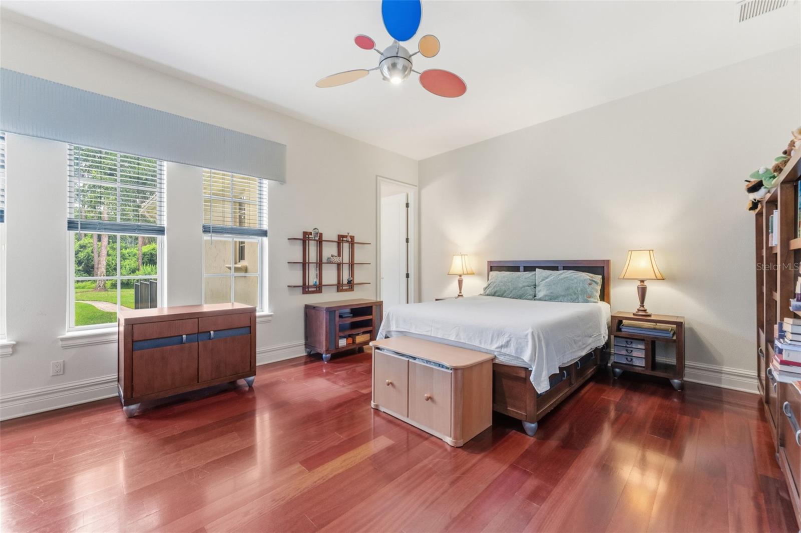 Listing photo id 11 for 18901 Lakes Edge Way