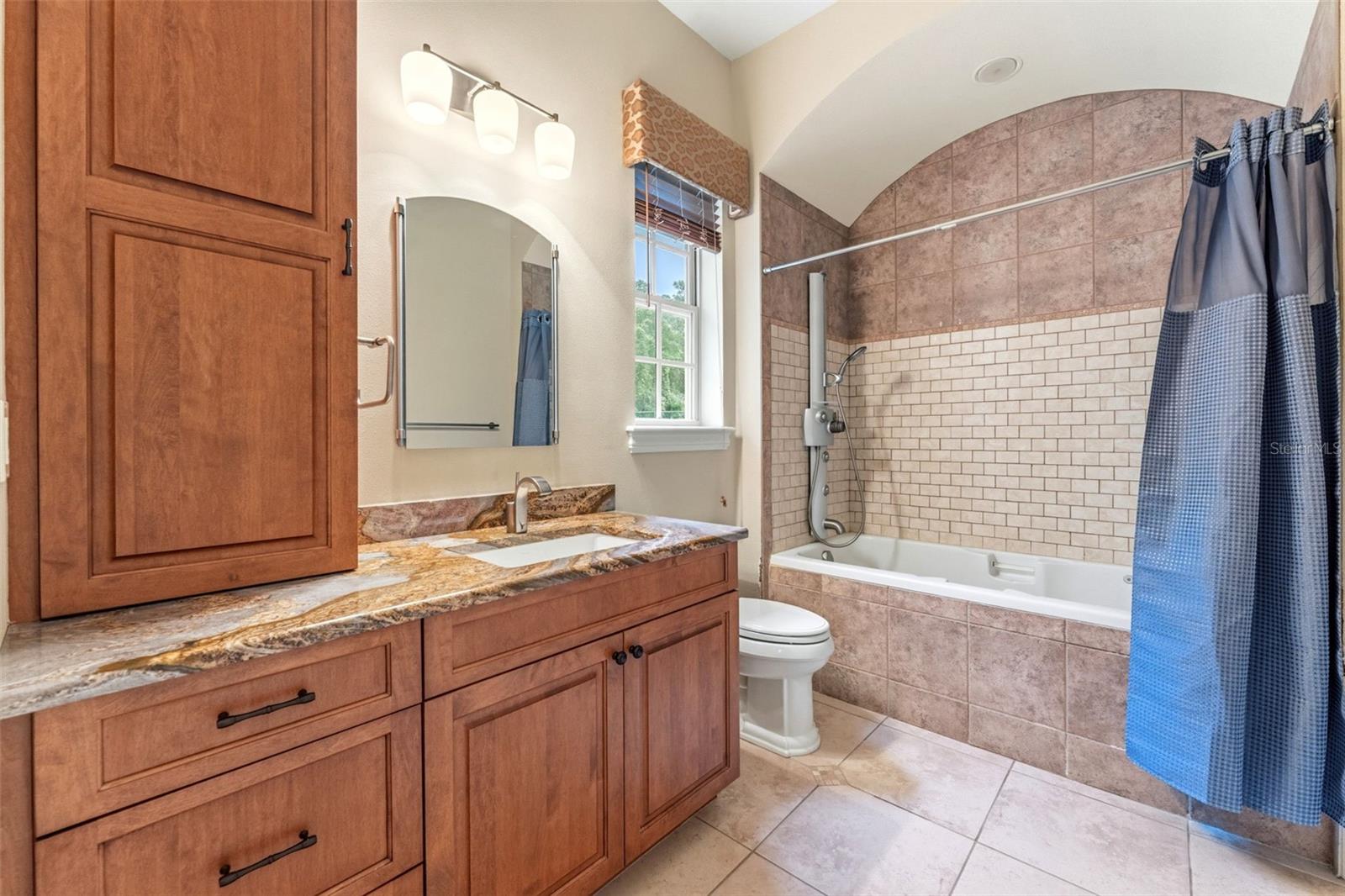 Listing photo id 12 for 18901 Lakes Edge Way