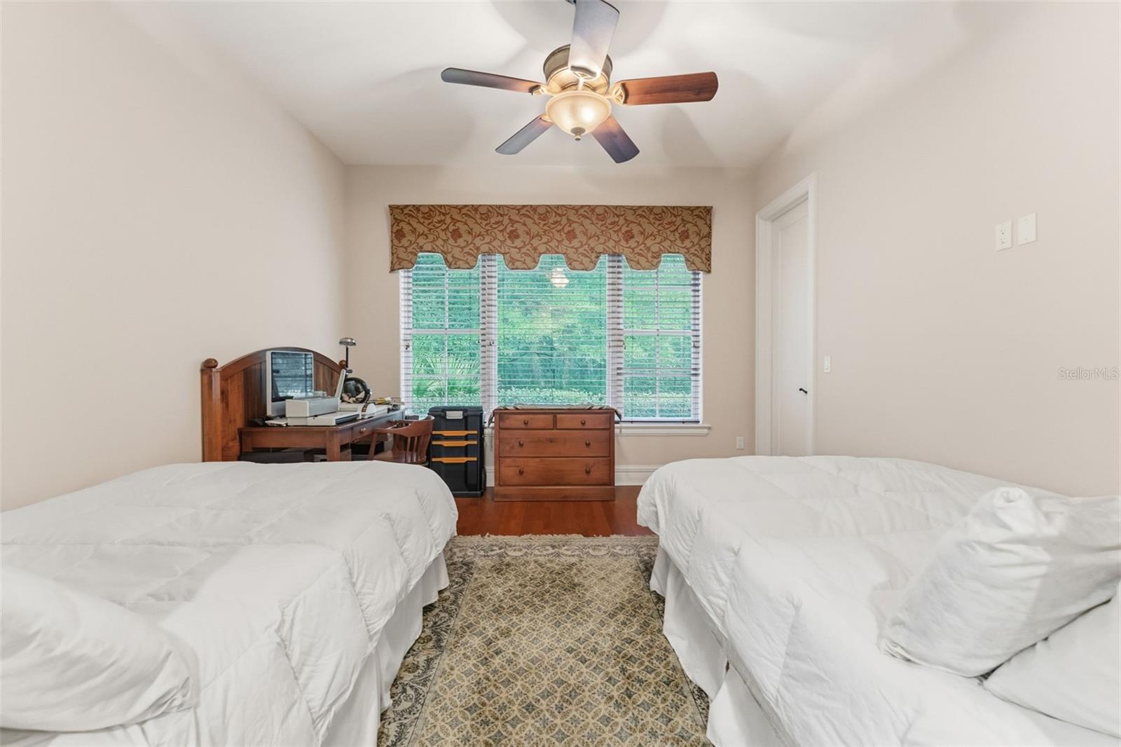 Listing photo id 13 for 18901 Lakes Edge Way