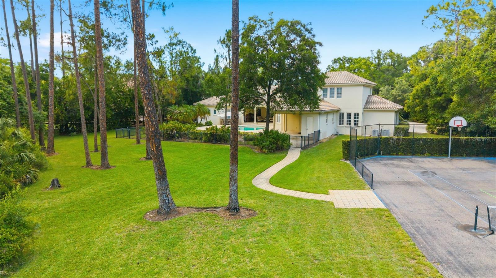 Listing photo id 15 for 18901 Lakes Edge Way