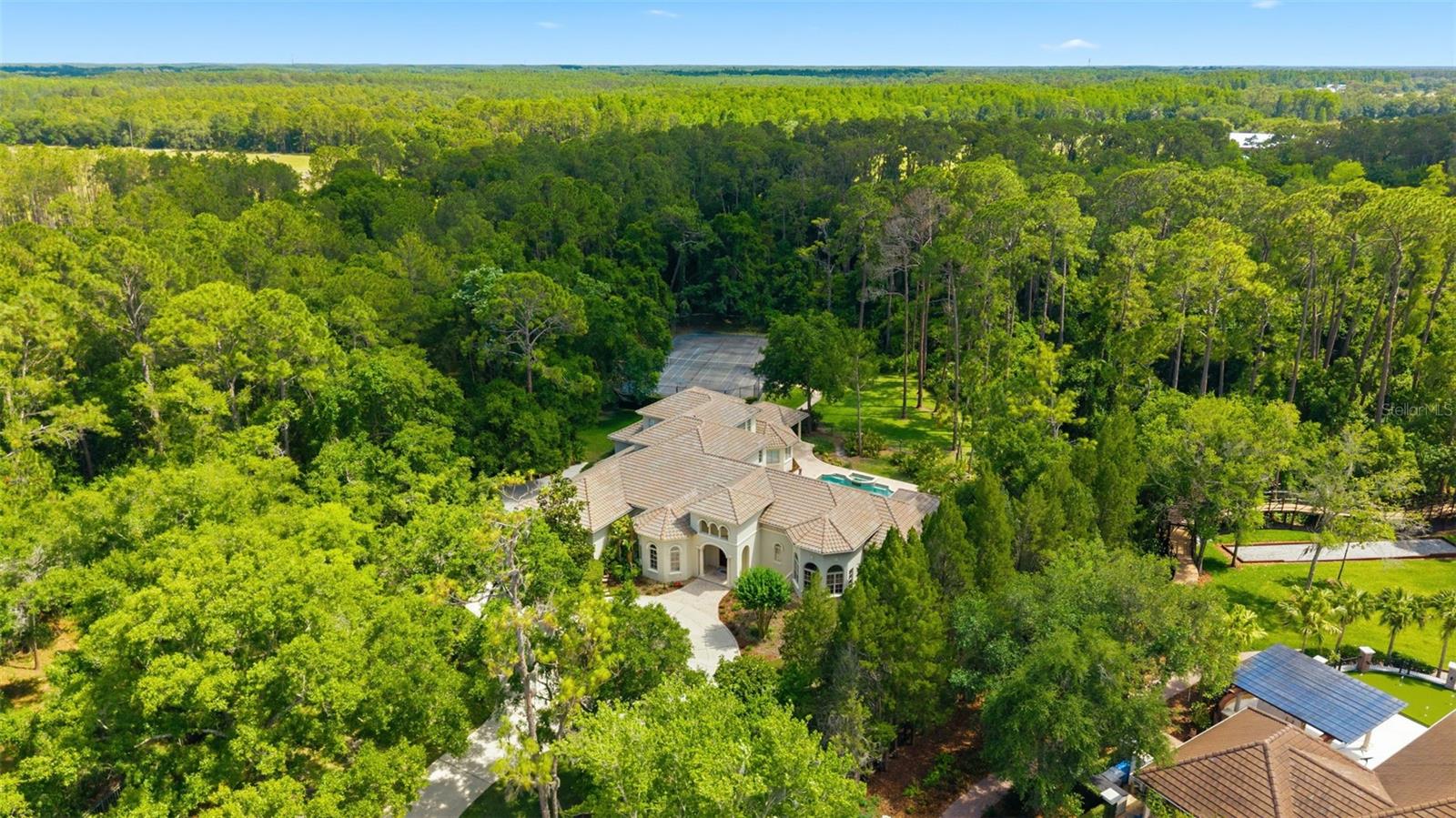 Listing photo id 0 for 18901 Lakes Edge Way