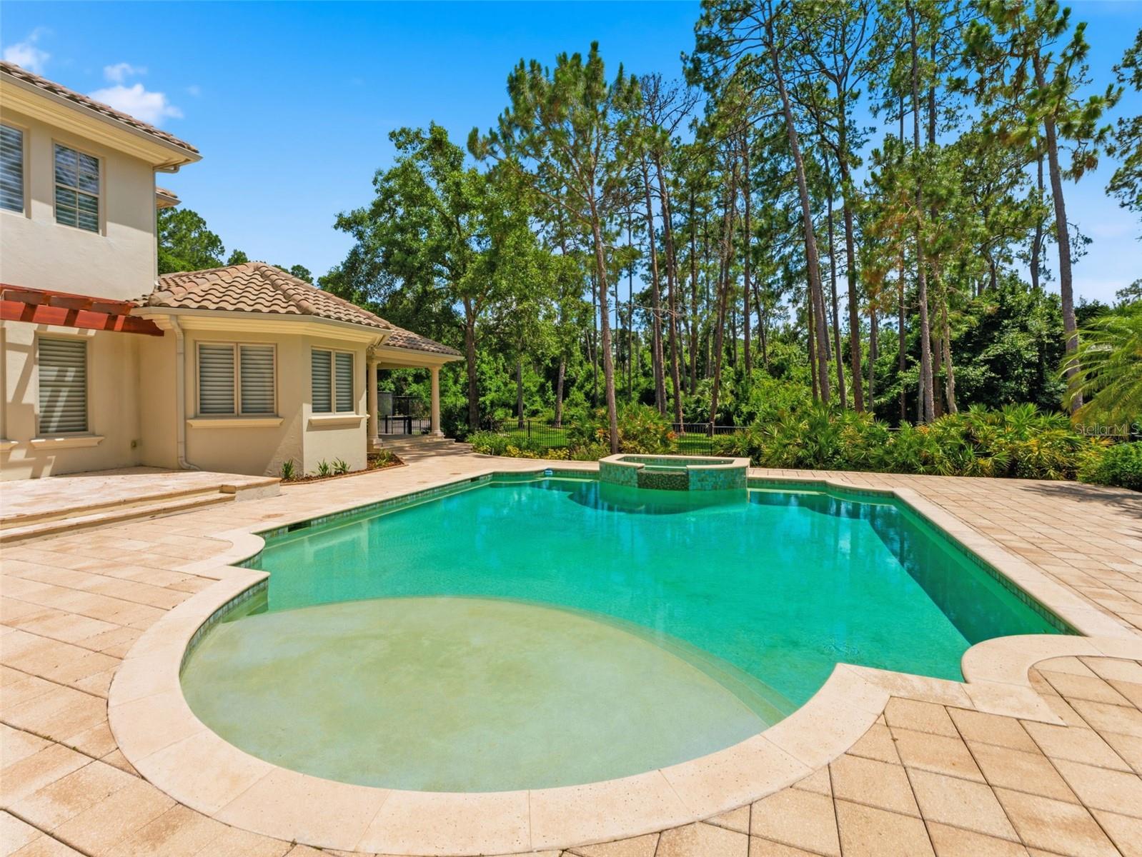 Listing photo id 49 for 18901 Lakes Edge Way