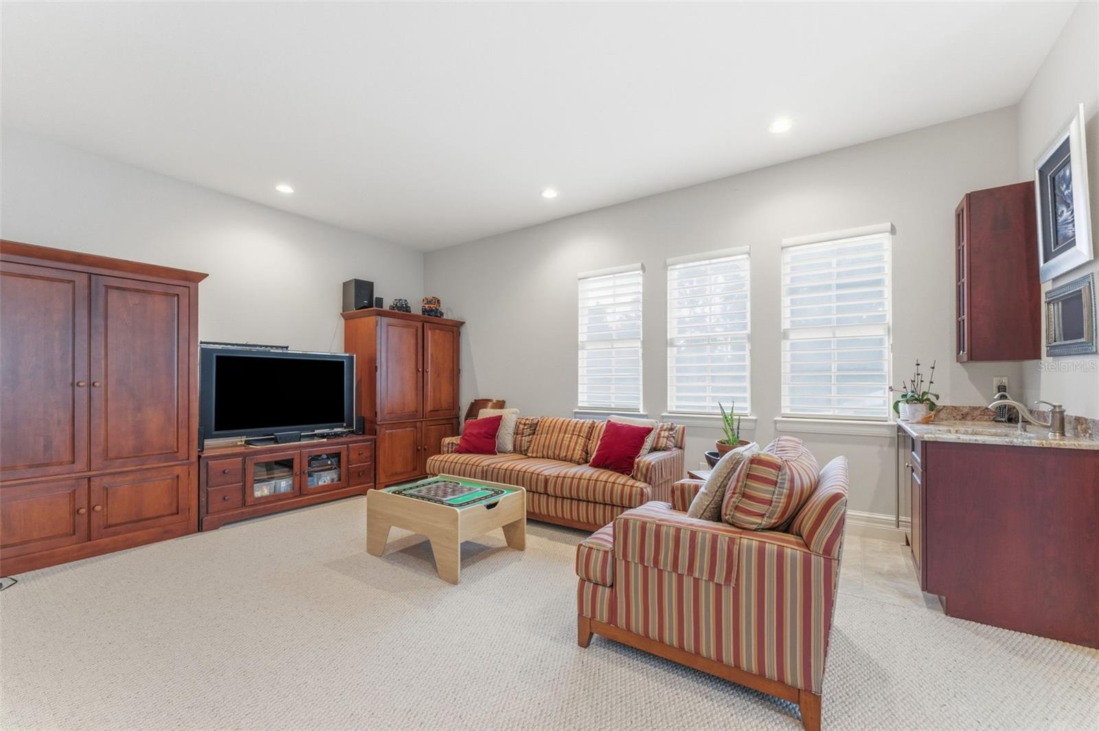 Listing photo id 51 for 18901 Lakes Edge Way