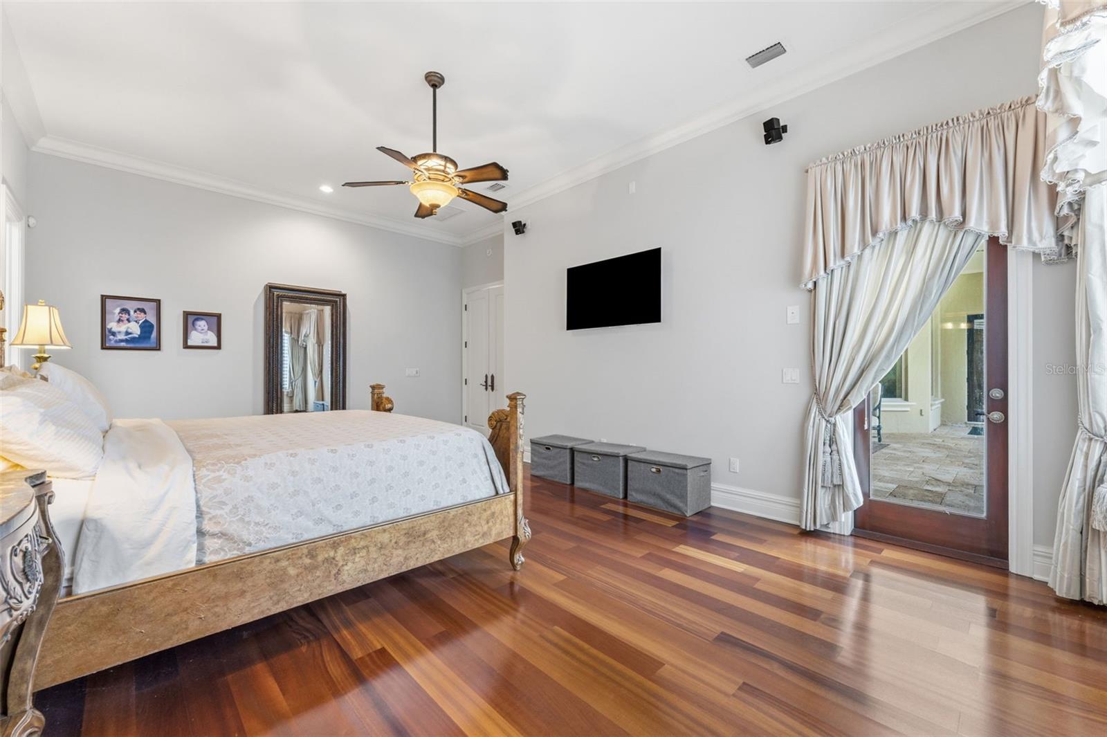 Listing photo id 81 for 18901 Lakes Edge Way
