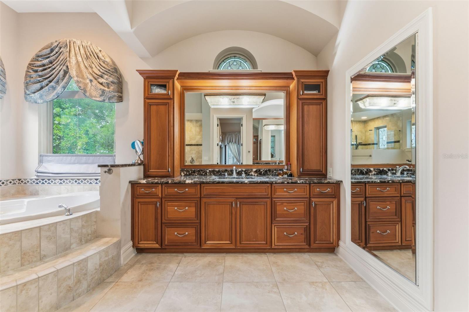 Listing photo id 7 for 18901 Lakes Edge Way