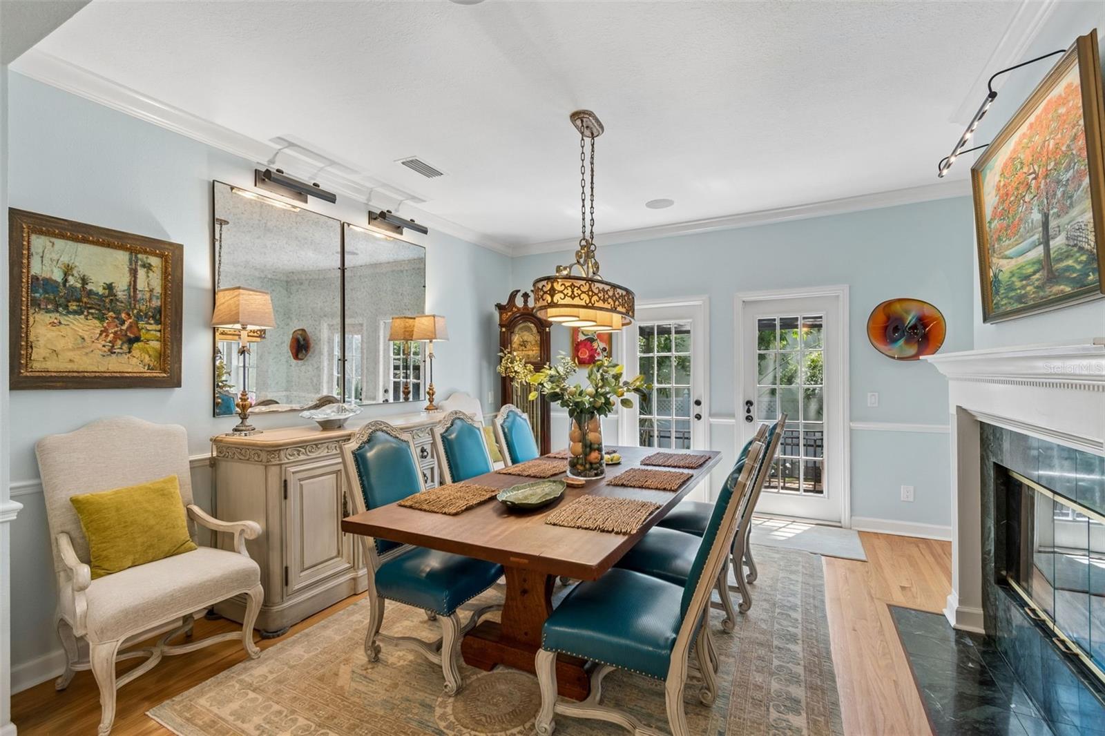 Listing photo id 10 for 2941 Bayshore Court